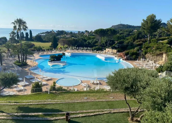 Beautiful With Ac And Swimming Pool